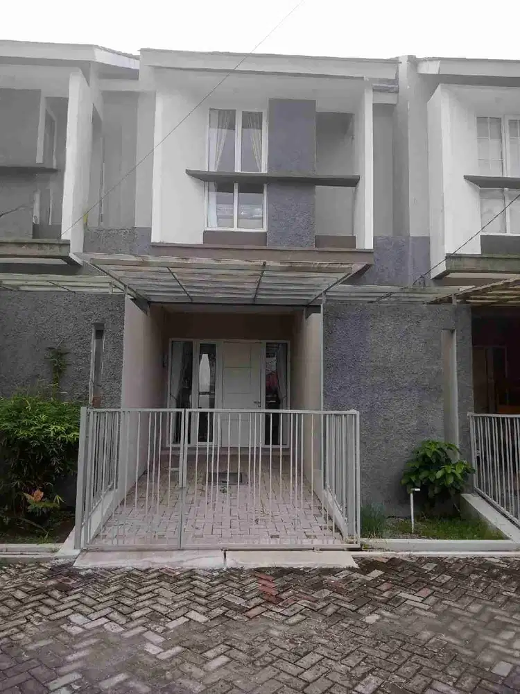 Rumah baru 2 lantai siap huni di Surabaya barat dengan 3 kamar tidur dan kemudahan KPR free all biaya