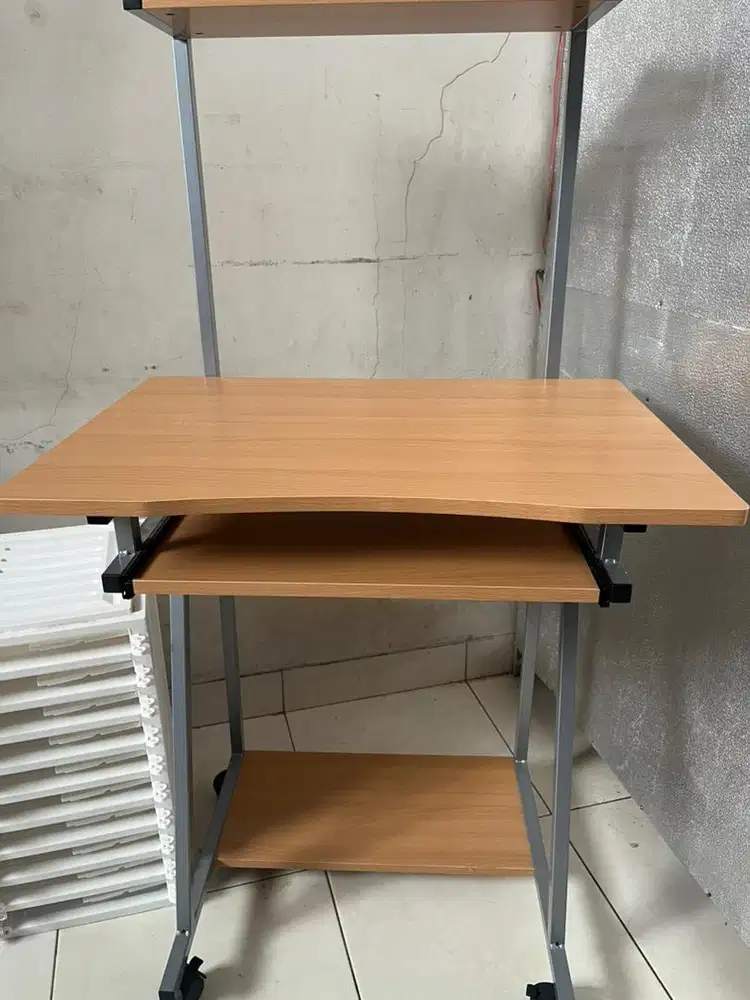 Meja komputer merk oxihom