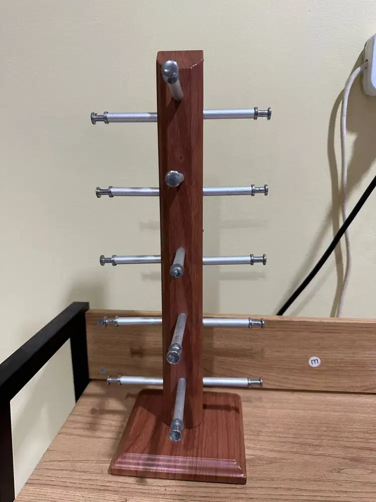 Dudukan Kacamata Bertingkat Rak Display Kacamata Elegan & Rapi