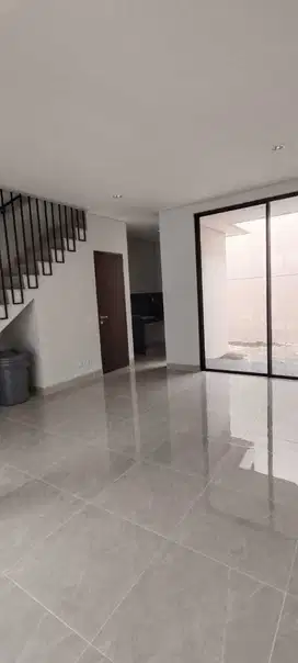 Disewakan Rumah Baru 2LT Greenlake LB83 Citraland Surabaya Barat