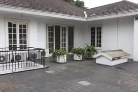Sewa rumah gaya america classic ada pool pejaten barat Jaksel