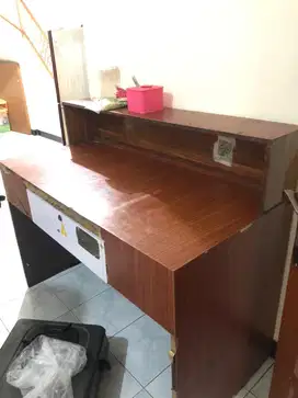 Meja kasir bekas