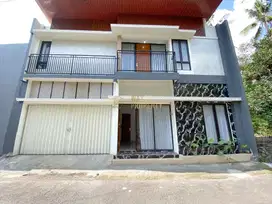 RUMAH BARU SIAP HUNI 2 LANTAI SEMIFURNISHED DI JOGJA UTARA