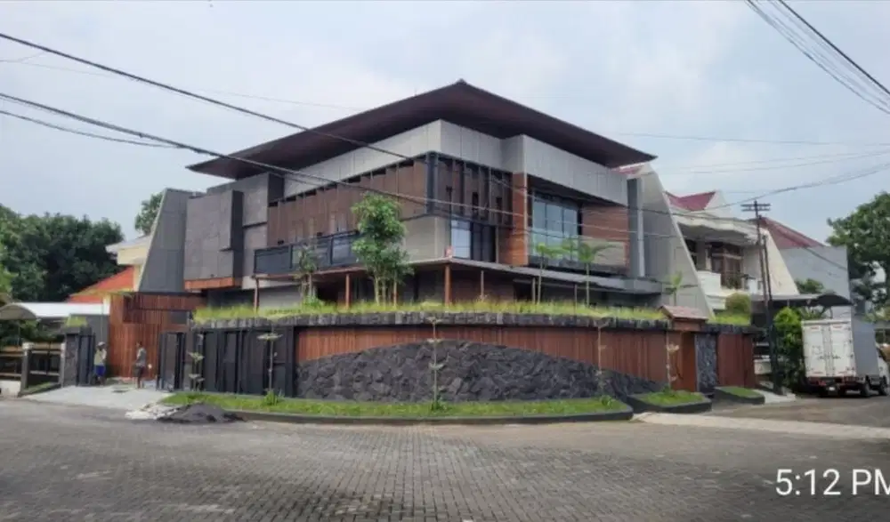 Dijual Rumah Tropical  with waterfall Manyar Surabaya