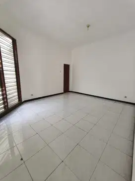 Rumah 2 lantai disewakan di Lembah Harapan