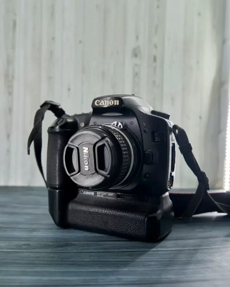 Camera canon 30D + batere grip + lensa manual Nikon 50 f1.4