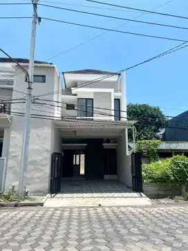FREE BPHTB dan Notaris KUTISARI INDAH Surabaya Rumah Baru Gress 2 Lantai Banyak Bonusnya