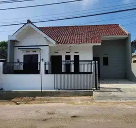 Rumah Hoek, BARU dan FRESH dlm Perumahan Griya Suradita Indah. 10 menit ke Stasiun Cisauk, dan Toll Aeon BSD