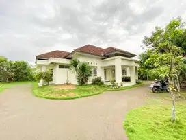 Rumah dengan halaman luas di Praya