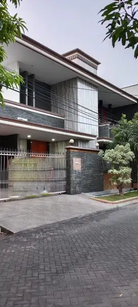 Rumah Mewah 2,5 Lantai di Gayungsari Barat, CARPORT 4