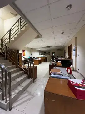 Ruang Usaha Luas 3 Lantai Lokasi Strategis Di Sayap Riau