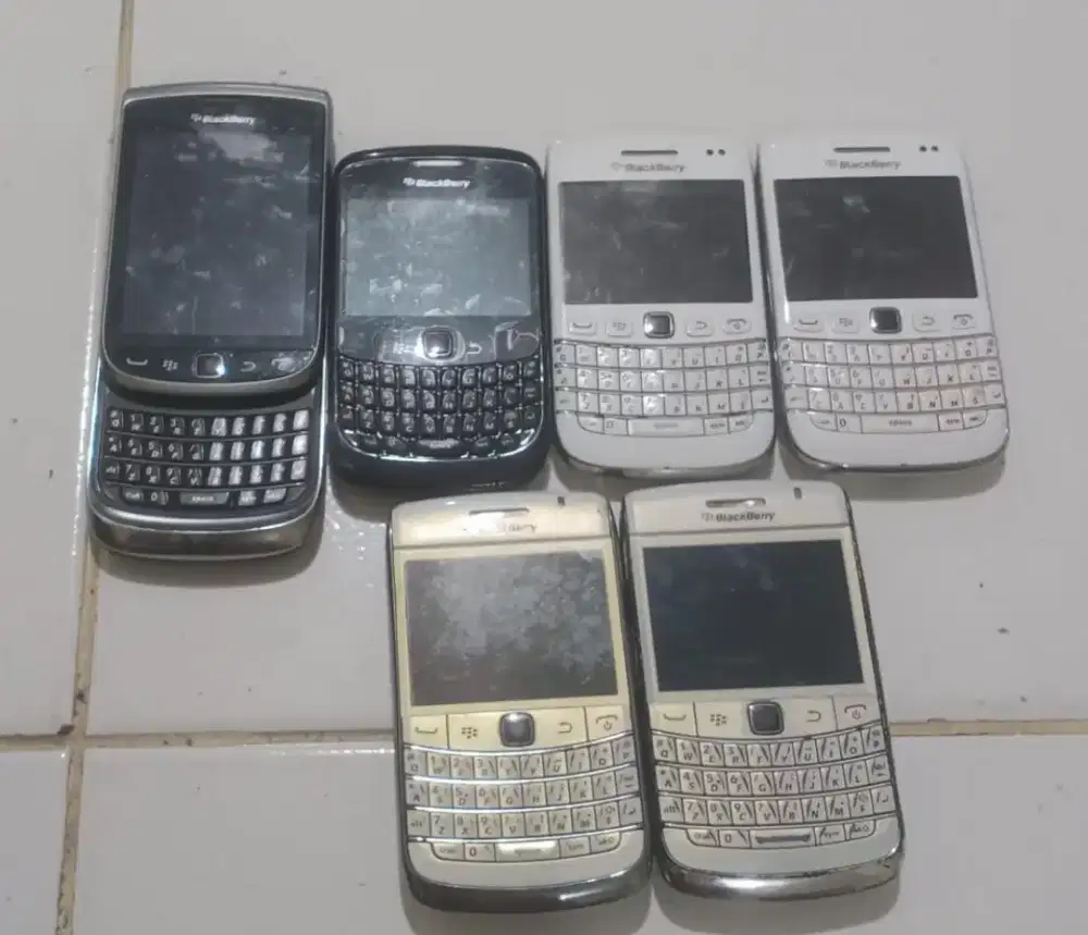 jual borong aja nih hp blackbery bahan tanpa batrai,ada yg hidup,matot