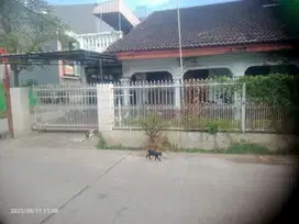 RUMAH 2,5 LANTAI DI ADE IRMA NASUTION