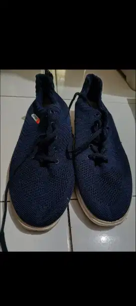 Dijual Sepatu Olahraga size 43 New Gress