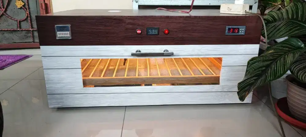 Mesin penetas telur otomatis