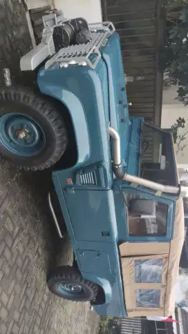 Land Rover defender wolf mikitary