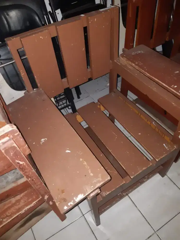 Kursi kuliah dari kayu