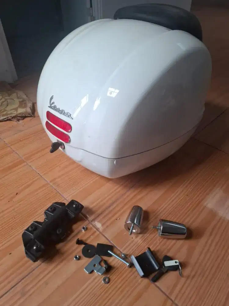 Box vespa putih