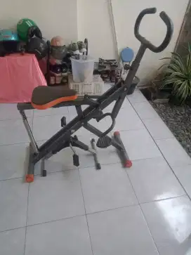 Dijual murah alat fitness dan sepeda statis keduanya 500 ribu saja