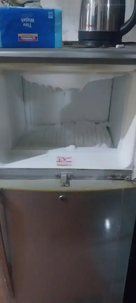 Kulkas 2 pintu merk hitachi