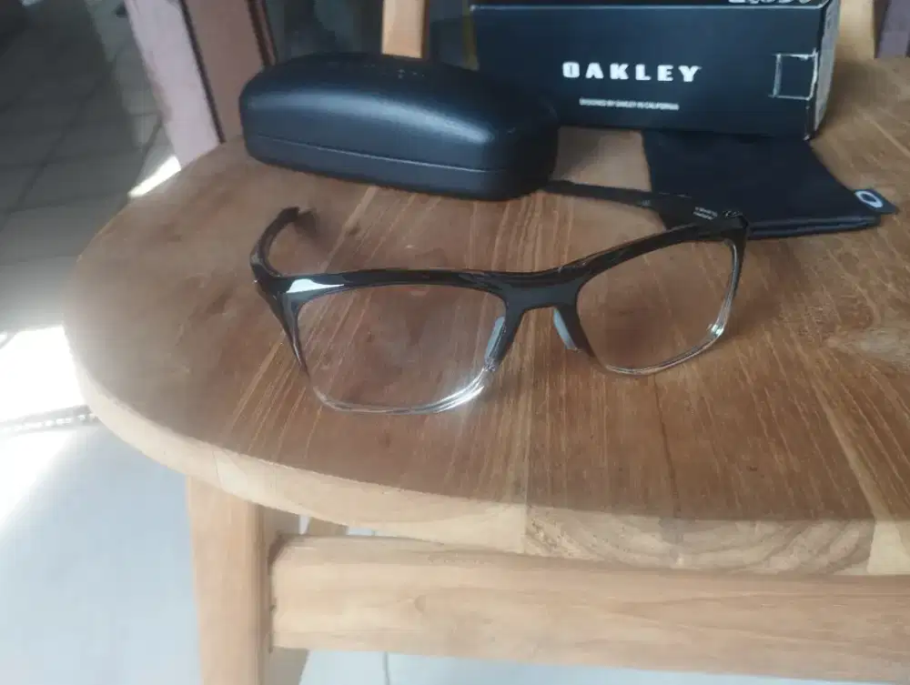 Kacamata Oakley
