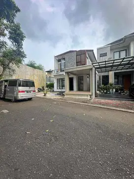 RUMAH RENOVASI TOTAL,2 LANTAI POSISI POJOK/KULDESAK,SIAP HUNI