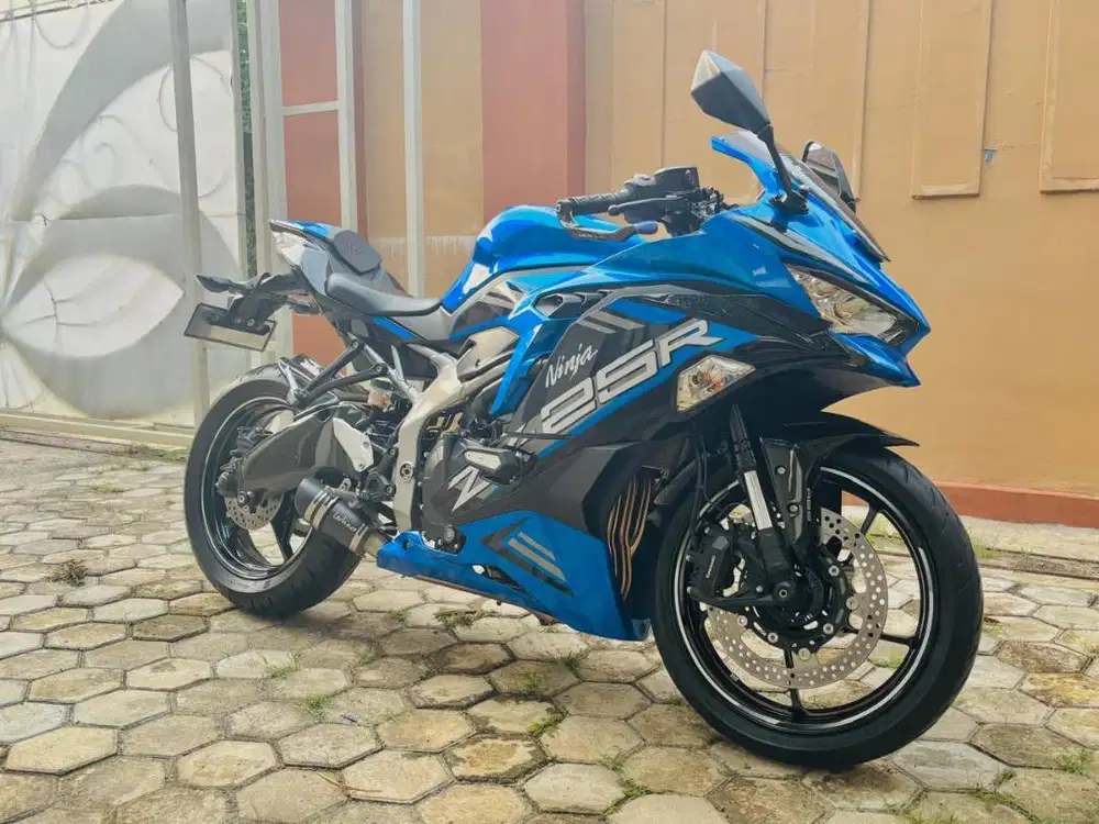 ZX25r ABS warna biru tahun 2020