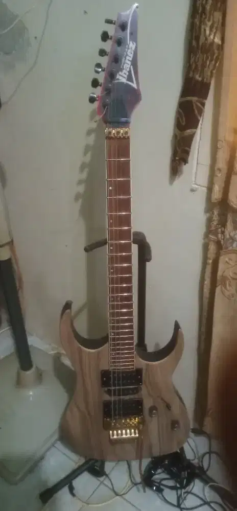 gitar listrik Ibanez