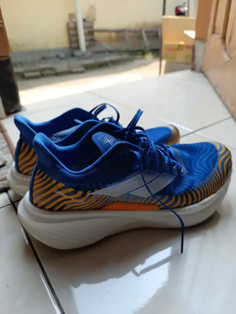 Sepatu jogging mills enermax dynaplate