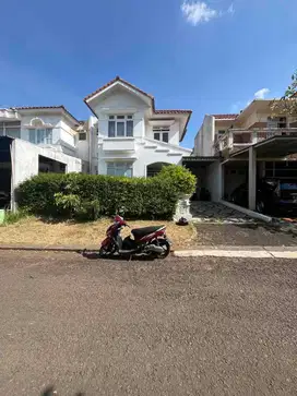 RUMAH RAPIH,SIAP HUNI,HALAMAN BELAKANG LUAS,HIGH CEILLING