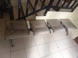 Kursi tunggu besi untuk 4 orang