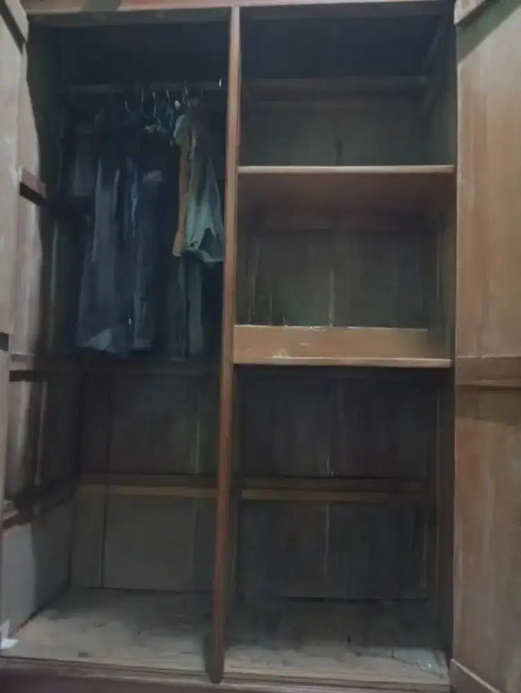 Dijual lemari pakaian 2 pintu..kayu jati asli