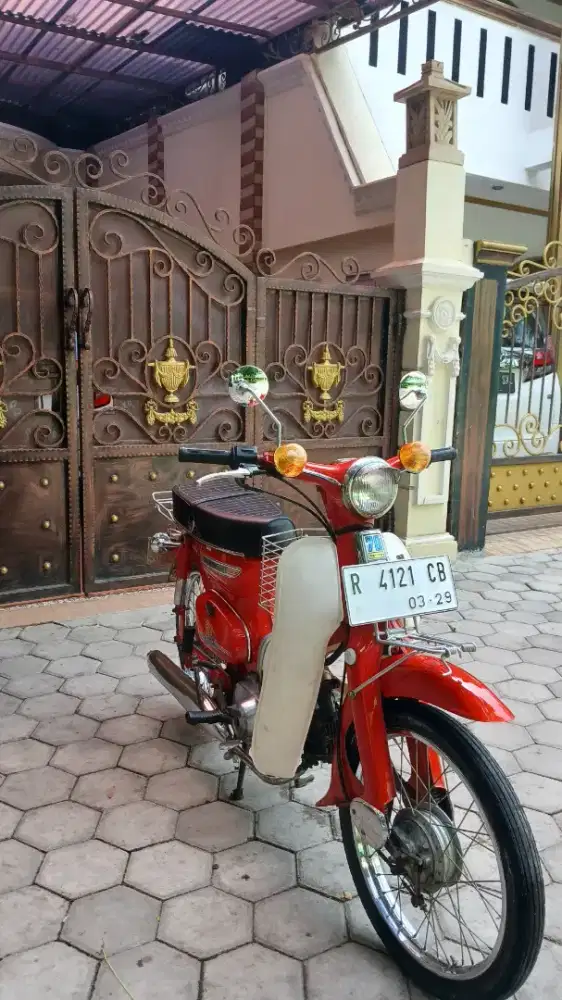 Honda c70 tahun 1984 warna merah asli
