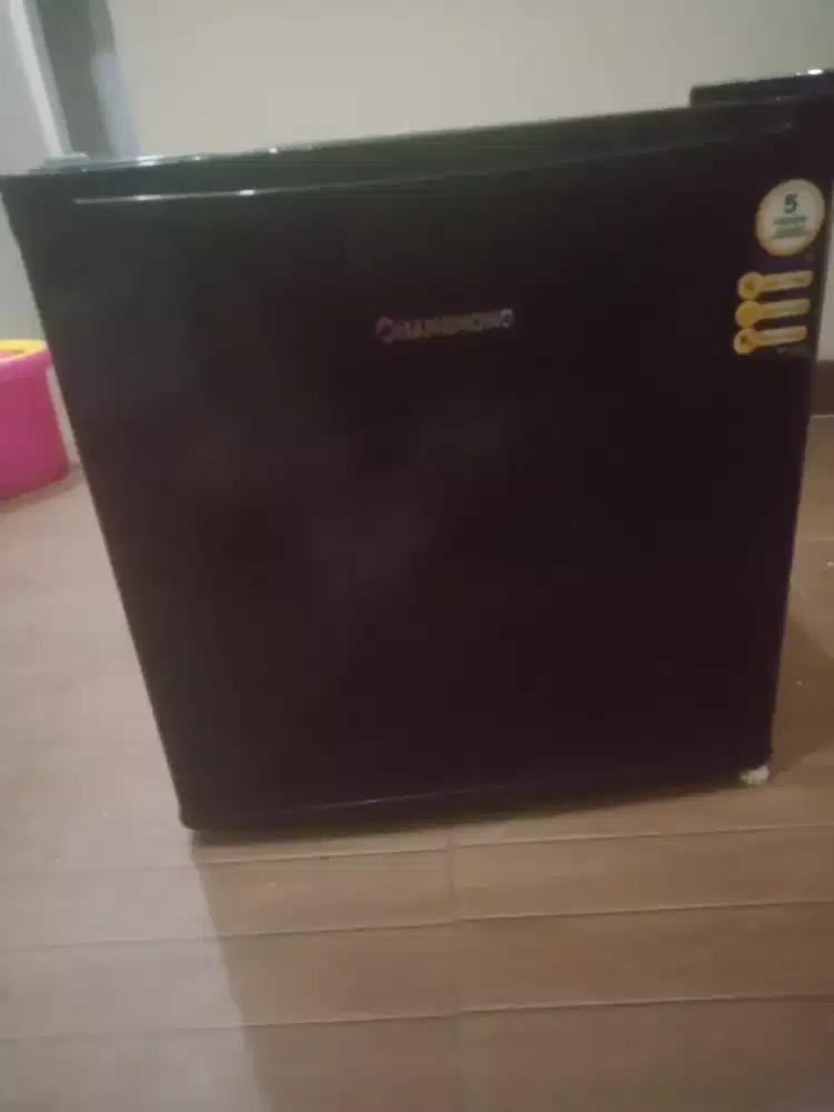 Kulkas mini Changhong kondisi masih sangat bagus .masih 1thn pakai.