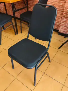 Kursi susun hitam