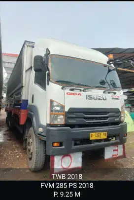 Isuzu Giga FVM 285 Wingbox Tronton  2018