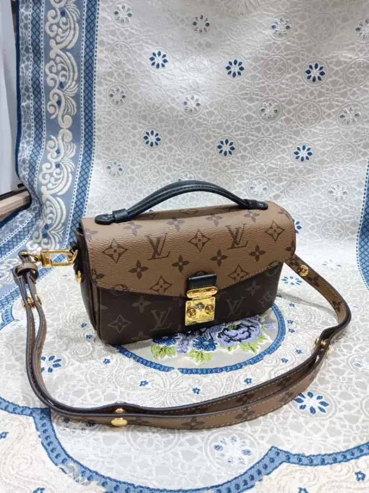 Tas Selempang Monogram Flap Lock – Brown