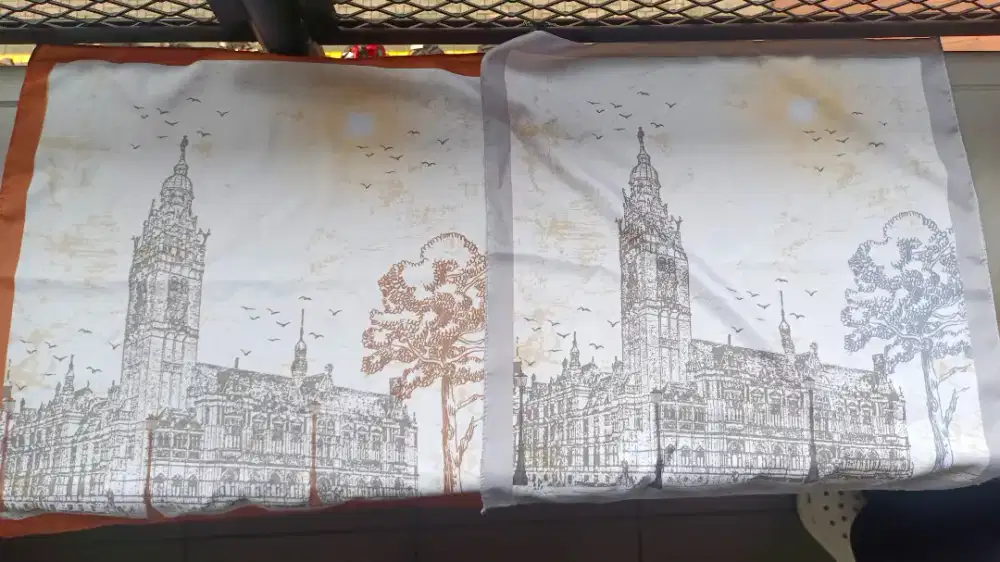 Scarf Motif Gedung Klasik – 2 Warna, Kondisi Baru