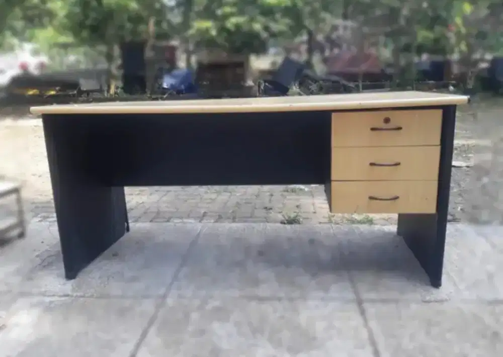 MEJA KANTOR setengah biro