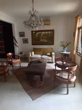 Dijual Rumah 2 Lantai Dengan Halaman Luas di Lebak Bulus