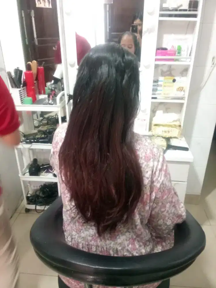 Karyawan salon kecantikan