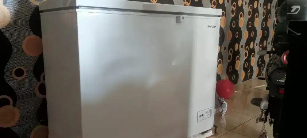Dijual cepat freezer merk sharp