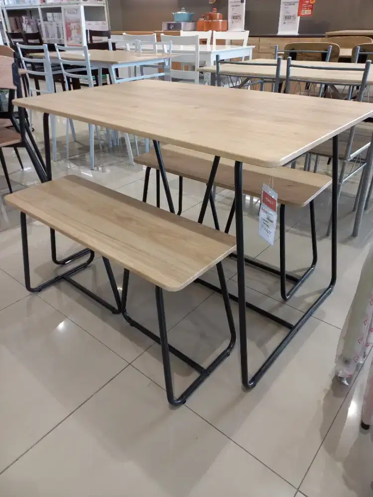 Meja makan lyani