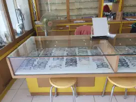 DIjual Etalase optik layak pakai