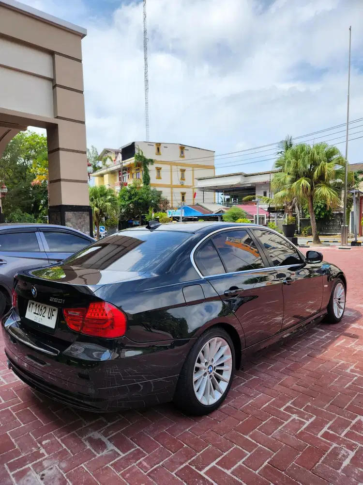 BMW 320i 2010 Bensin