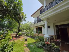 Rumah bebas banjir Hoek di Kayu Putih, Parkir 8 Mobil