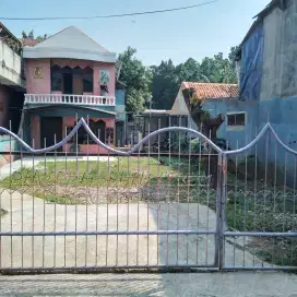 Disewakan rumah tingkat tahunan
