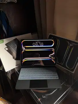 ipad pro 13inch M4 256gb wifi only + keyboard