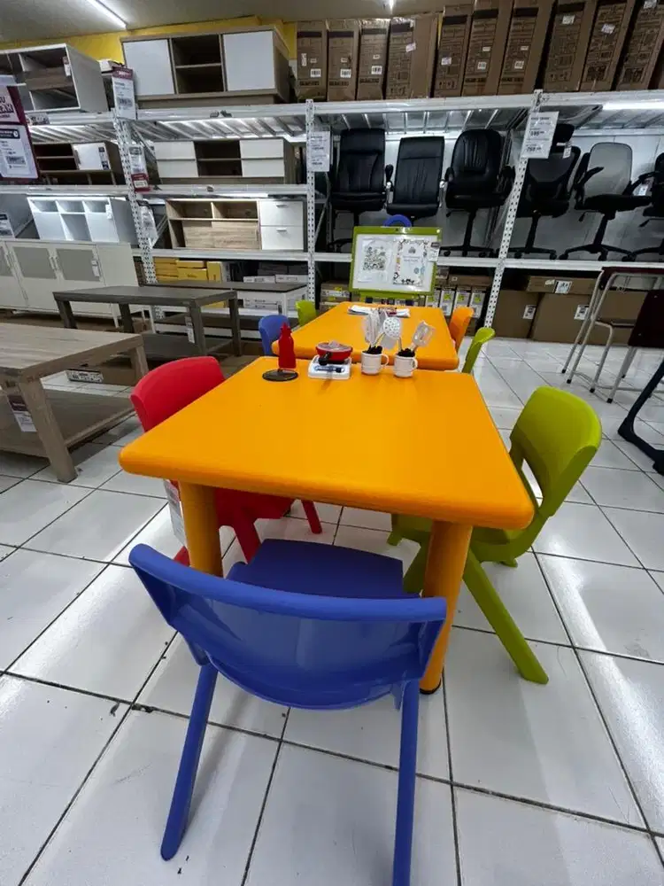 Meja dan kursi anak