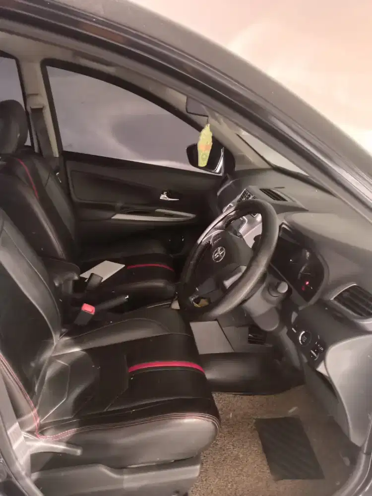 Mobil avanza hitam metalik matic
